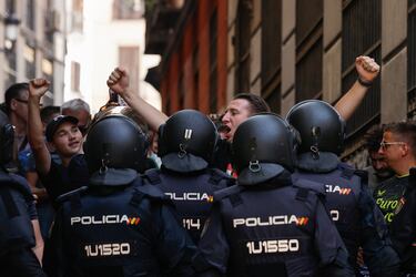Agentes de policía escoltan a los seguidores del Feyenoord desde la Plaza Mayor de Madrid hasta los alrededores del Metropolitano.