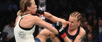 Valentina Shevchenko y Katlyn Chookagian cruzan golpes durante el UFC 247.