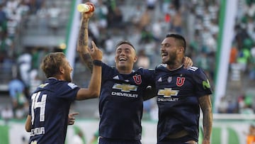 Los jugadores de la U celebran el triunfo. 