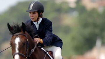 La Infanta Elena compite durante el Campeonato Internacional de Saltos de Santander de 2004.