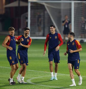 Llorente, Asensio, Morata y Jordi Alba durante el entrenamiento previo al partido contra Japón. 

 