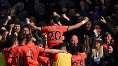 Julio Enciso, jugador del Brighton, celebra su gol ante el Chelsea con los aficionados.