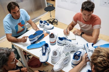 Federer conversa con los técnicos de On.