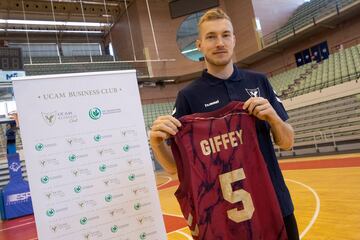 MURCIA, 18/10/2022.- El alero alemán Niels Giffey, internacional con su país, durante un momento de la rueda de prensa de su presentación como nuevo jugador del UCAM Murcia de baloncesto, este martes en el Palacio de los Deportes de Murcia. EFE/Marcial Guillén
