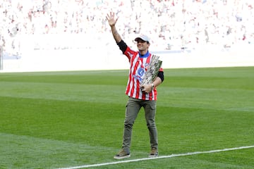 El piloto madrileño saluda a la afición del Metropolitano con el trofeo de MotoGP sujetado en el brazo.