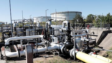 FILE PHOTO: The Druzhba oil pipeline between Hungary and Russia is seen at the Hungarian MOL Group's Danube Refinery in Szazhalombatta, Hungary, May 18, 2022. Picture taken May 18, 2022. REUTERS/Bernadett Szabo/File Photo
