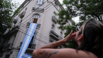 A supporter of former Argentine President Cristina Fernandez de Kirchner blows a kiss at her as Peronists commemorate Loyalty Day and show support for her in front of her residence, where she's currently staying under house arrest, ahead of the October 26 midterm elections, seen as crucial for Argentine President Javier Milei's administration, in Buenos Aires, Argentina, October 17, 2025. U.S. President Donald Trump warned that future support for Argentina would depend on Milei's party performing well in the vote. REUTERS/Alessia Maccioni