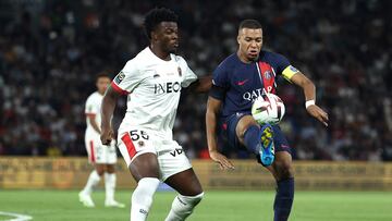 Nice's Burundian defender #55 Youssouf Ndayishimiye (L) and Paris Saint-Germain's French forward #07 Kylian Mbappe (R) fight for the ball during the French L1 football match between Paris Saint-Germain (PSG) and OGC Nice at The Parc des Princes Stadium in Paris on September 15, 2023. (Photo by FRANCK FIFE / AFP)