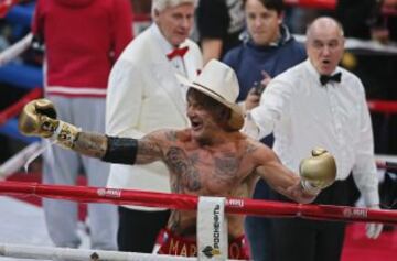 El actor y boxeador estadounidense Mickey Rourke saluda tras el combate con su compatriota Elliot Seymour disputado en Moscú, Rusia, el 28 de noviembre del 2014. 