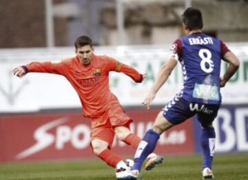 El delantero argentino del FC Barcelona Lionel Messi con el balón ante el centrocampista del Eibar Jon Errasti durante el partido de la vigésima séptima jornada de liga de Primera División.