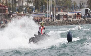 Pespectaculares imágenes de una carrera de motos de agua.