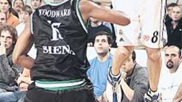 <b>PROVIDENCIAL. </b>Los triples de Rakocevic mantuvieron al Madrid.