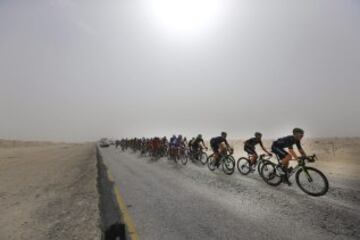 El pelotón rueda durante la segunda etapa de la Vuelta a Qatar, disputada entre Al Wakra y Al Khor Corniche, de 187,5 kilómetros.