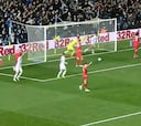 El controvertido gol con la mano del Leeds de Marcelo Bielsa