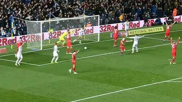 El controvertido gol con la mano del Leeds de Marcelo Bielsa
