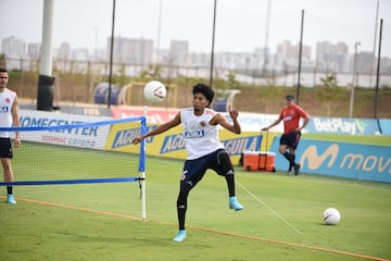 La Selección Colombia entrena de cara al partido frente a Venezuela este martes por las Eliminatorias a Qatar 2022.