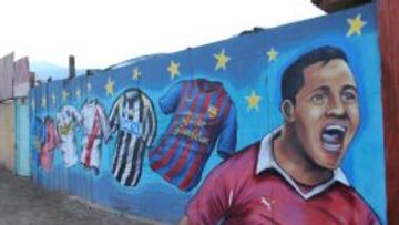 MODESTIA. Alexis es un motivo de orgullo y alegría en Tocopilla, un pueblo marcado por la pobreza y la alta contaminación. El futbolista preside las calles.