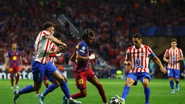 Soccer Football - UEFA Champions League - Quarter Final - Second Leg - Atletico Madrid v FC Barcelona - Riyadh Air Metropolitano, Madrid, Spain - April 14, 2026 FC Barcelona's Lamine Yamal in action with Atletico Madrid's Matteo Ruggeri and Koke REUTERS/Albert Gea