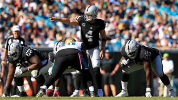 JACKSONVILLE, FL - OCTOBER 23: Derek Carr #4 of the Oakland Raiders gestures during the second half of the game against the Jacksonville Jaguars at EverBank Field on October 23, 2016 in Jacksonville, Florida.   Rob Foldy/Getty Images/AFP
 == FOR NEWSPAPERS, INTERNET, TELCOS &amp; TELEVISION USE ONLY ==