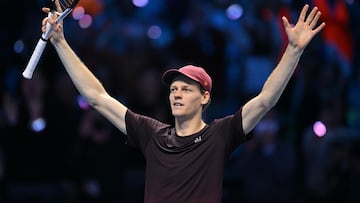 Jannik Sinner celebra su victoria contra Carlos Alcaraz en las ATP Finals.
