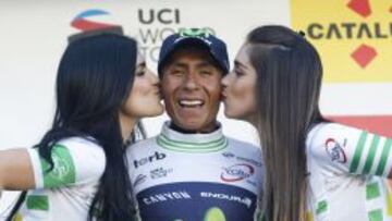 El corredor colombiano del equipo Movistar, Nairo Quintana, en el podio tras conseguir el liderato de la clasificación general en la cuarta etapa de la Volta a Catalunya disputada hoy entre las localidades de Bagà y Port Ainé, en la que se ha impuesto el corredor belga del equipo Lotto Soudal, Thomas de Gendt.