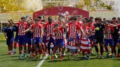 Los jugadores del Atlético celebran el título de la Copa de Campeones.