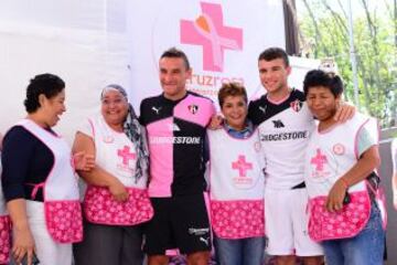 Jugadores del Atlas realizan labores sociales para apoyar la lucha contra el cáncer de mama.