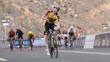 Jonas Vingegaard celebra su victoria en la cima de Jebel Jais en la quinta etapa del UAE Tour por delante de Tadej Pogacar, Adam Yates, Sergio Higuita y Alexey Lutsenko.