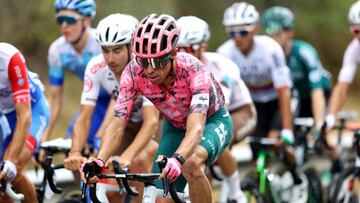 Rigoberto Urán durante una carrera de ciclismo con el EF Education EasyPost.