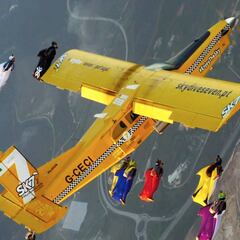 Baten el récord del mundo de formación de wingsuit con avión