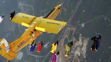 Pilotos de traje de alas volando junto a un avi&oacute;n Pilatus Porter para batir el r&eacute;cord del mundo de formaci&oacute;n de wingsuit con avi&oacute;n, en Alvor (Portugal), con la participaci&oacute;n del espa&ntilde;ol Juan Arenas.