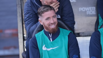 AME9659. BUENOS AIRES (ARGENTINA), 14/09/2024.- El excapitán del Ahtletic Club de Bilbao, Iker Muniain, actual jugador del San Lorenzo de Almagro, reacciona en el banco de suplentes previo al partido en el que enfrentará a Vélez Sarsfield este sábado en Buenos Aires (Argentina). EFE/STR