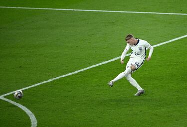 1-1. El jugador del Chelsea, recibe sólo cerca de la media luna del área española, dispara con la pierna izquierda, al palo derecho de Unai Simón para anotar el primer tanto del conjunto inglés.