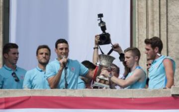 Los jugadores del Athletic celebrando el triunfo en la Supercopa desde el balcón del ayuntamiento.
