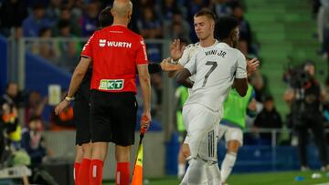 GETAFE (COMUNIDAD DE MADRID), 19/10/2025.- El centrocampista argentino del Real Madrid, Franco Mastantuono (i), abandona el terreno de juego sustituido por el delantero brasileño del Real Madrid, Vinicius Junior, durante el partido de la jornada 9 de LaLiga EA Sports que Getafe y Real Madrid disputan hoy domingo en el Coliseum, en Getafe (Comunidad de Madrid). EFE/Mariscal.