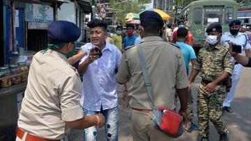 Police detain people who flouted the Covid-19 coronavirus safety protocols of wearing face mask during an awareness drive held in Siliguri on April 25, 2021. (Photo by DIPTENDU DUTTA / AFP)