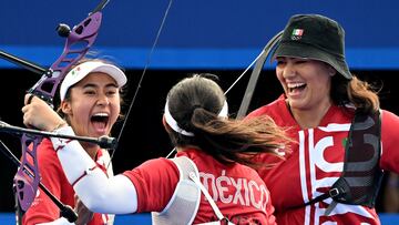 Mexico's Angela Ruiz (L), Mexico's Alejandra Valencia (R)and teammate celebrate after winning the archery Women's team bronze medal match during the Paris 2024 Olympic Games at the Esplanade des Invalides in Paris on July 28, 2024. (Photo by Punit PARANJPE / AFP)