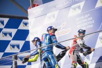 Podio de MotoGP con Cal Crutchlow primero, Valentino Rossi segundo y Maverick Viñales tercero.