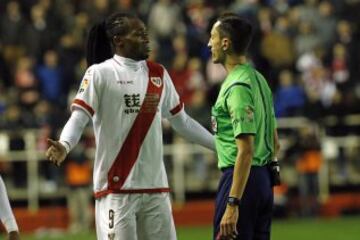 Manucho protestando al árbitro Sánchez Martínez.