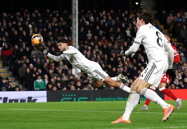 ¿Quién anota más? Quiñones en Arabia y Raúl Jiménez en la Premier League