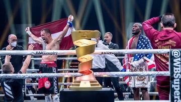 Mairis Briedis y Yuniel Dorticos en la final de las World Boxing Super Series.