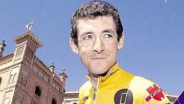 <b>POR LA PUERTA GRANDE. </b>Roberto Heras, el tetracampeón de la Vuelta, con la plaza de toros de Las Ventas a sus espaldas.