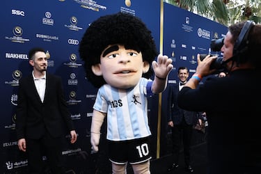 Una mascota que representa a Diego Maradona llegando a la ceremonia de los premios Globe Soccer Awards en Dubai.