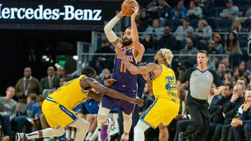 Los jugadores de los Golden State Warriors defienden a Ricky Rubio durante el partido de la NBA que les ha enfrentado a los Phoenix Suns
