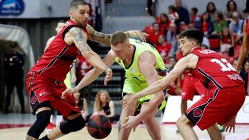 GRAF894. ZARAGOZA, 13/04/2019.- El letón Rolands Smits (c), del FC Barcelona Lassa, lucha con Nacho Martín (i) y Carlos Alocén (d), del Tecnyconta Zaragoza, en el partido de Liga ACB que ambos equipos disputan esta tarde en Zaragoza. EFE/JAVIER BELVER