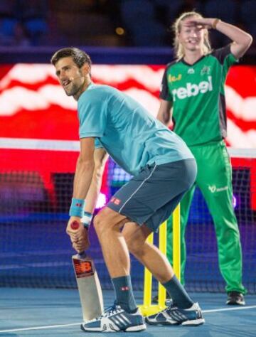 El seis veces campe車n del Abierto de Australia, Novak Djokovic, ha presentado un espect芍culo de tenis y entretenimiento en v赤speras del primer Grand Slam del a?o en el Margaret Court Arena para recaudar fondos para su Fundaci車n, que apoya la educaci車n preescolar de calidad para los ni?os.