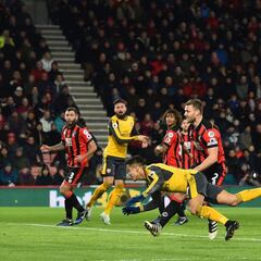 Alexis guía la reacción de Arsenal que rescata un empate