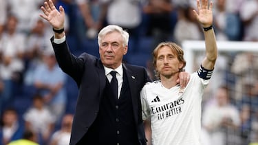MADRID, 24/05/2025.- El entrenador del Real Madrid, Carlo Ancelotti (i), y el centrocampista croata Luka Modric (d) reciben un homenaje tras su último partido en el Santiago Bernabéu al término del partido de la jornada 38 de LaLiga EA Sports entre Real Madrid y Real Sociedad celebrado este sábado en el estadio Santiago Bernabéu de Madrid. EFE/ Daniel González
