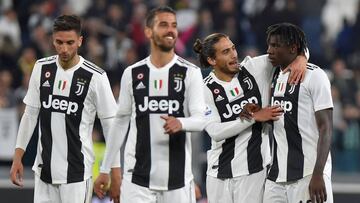 Martín Cáceres celebra con Moise Kean la victoria de la Juventus ante el Empoli en la Serie A italiana.