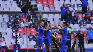 MEX9733. CIUDAD DE MÉXICO (MÉXICO), 28/10/2023.- Jugadores de Cruz Azul, festejan una anotación ante León, durante el juego correspondiente a la jornada 14 del torneo mexicano de fútbol, celebrado en el Estadio Azteca, de la Ciudad de México (México). EFE/Alex Cruz
